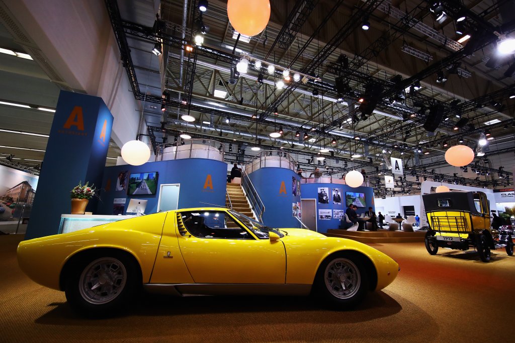 Lamborghini Miura
Когато Майлс Дейвис чупи крака си в катастрофа, докато шофира своето Lamborghini Miura, първият въпрос, който задава, е "Добре ли е колата". Поне така разказва история, публикувана в Jalopnik. Не можем да обвиним джаз музиканта в неадекватност: Miura е красив и секси автомобил, който си струва всяка стотинка и всяка емоционална реакция. За първи път Miura вижда света в Женева през 1966 г. и оттогава, автомобилната индустрия не е същата. За времето си това е най-бързата производствена кола, която с появата си завинаги променя правилата на играта в автомобилното строителство. И за това сме ѝ благодарни.