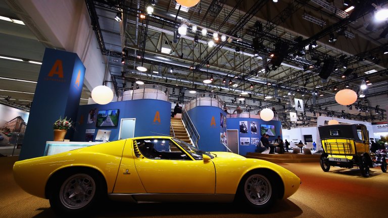 Lamborghini Miura
Когато Майлс Дейвис чупи крака си в катастрофа, докато шофира своето Lamborghini Miura, първият въпрос, който задава, е "Добре ли е колата". Поне така разказва история, публикувана в Jalopnik. Не можем да обвиним джаз музиканта в неадекватност: Miura е красив и секси автомобил, който си струва всяка стотинка и всяка емоционална реакция. За първи път Miura вижда света в Женева през 1966 г. и оттогава, автомобилната индустрия не е същата. За времето си това е най-бързата производствена кола, която с появата си завинаги променя правилата на играта в автомобилното строителство. И за това сме ѝ благодарни.