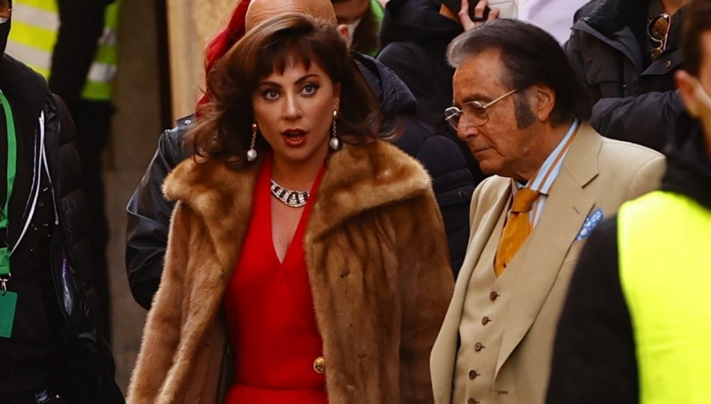 “Домът на Gucci”
Вдъхновен от шокиращата истинска история на империята зад италианската модна къща Gucci, филмът на Ридли Скот разкрива какво означава да носиш това име, каква е неговата цена и колко далеч би стигнало едно семейство, за да получи контрол и власт. Ще станем свидетели на три десетилетия, изпълнени с любов, упадък, амбиция, предателства и отмъщение, водещи до трагичен край .
В центъра на историята е чаровната и интелигентна Патриция (Лейди Гага), която е омъжена за Маурицио Гучи (Адам Драйвър) – внук на създателя на Gucci и един от наследниците на компанията. 
Докато направлява натовареното с изключително високи залози развитие на иконичната марка, Патриция се бори с всички сили за надмощие над основните фигури в семейния бизнес, включително нейния съпруг, хитрия му чичо Алдо, предприемчивия му братовчед Паоло и старомодния му баща Родолфо.