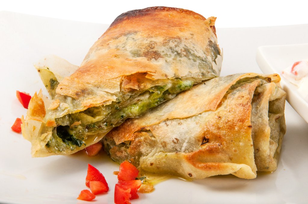 Баница с тиквички и празПървите тиквички вече са на пазара и можем да ги употребим за една сочна баница. За плънката запържваме бялата част на два стръка праз и 500 грама тиквички, настъргани и отцедени. Подправяме със сол и черен пипер и чакаме всичката течност да се отцеди. 

След това взимаме две кори, мажем между тях с малко олио и зехтин, разпределяме от плънката и завиваме на рулце. Подреждаме рулцата в леко намазнена тава и печем на 180 градуса до златисто.