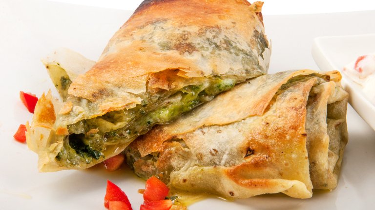 Баница с тиквички и празПървите тиквички вече са на пазара и можем да ги употребим за една сочна баница. За плънката запържваме бялата част на два стръка праз и 500 грама тиквички, настъргани и отцедени. Подправяме със сол и черен пипер и чакаме всичката течност да се отцеди. 

След това взимаме две кори, мажем между тях с малко олио и зехтин, разпределяме от плънката и завиваме на рулце. Подреждаме рулцата в леко намазнена тава и печем на 180 градуса до златисто.