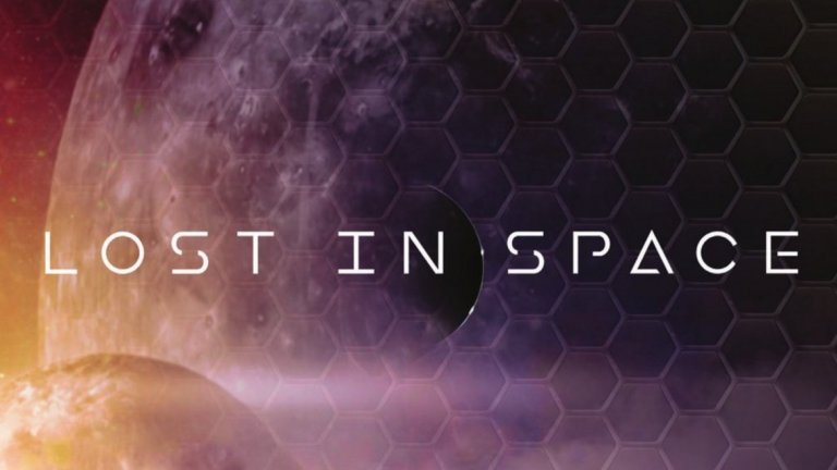 Lost In Space
Поредният рестарт на популярна поредица от миналото. Подобно на оригинала и тук едно футуристично семейство се оказва буквално изгубено в големия и необятен Космос. Разликата идва обаче от това, че новата версия ще е далеч по-мрачна и сериозна от почти комедийния оригинал от 60-те. Надеждата на феновете е, че новият сериал няма да има абсолютно нищо общо с тази каша, която Мат Лебланк и Лейси Шабер забъркаха. В новата продукция главните роли са поверени на Тоби Стивънс (Black Sails) и Моли Паркър (House Of Cards, The Leftovers).