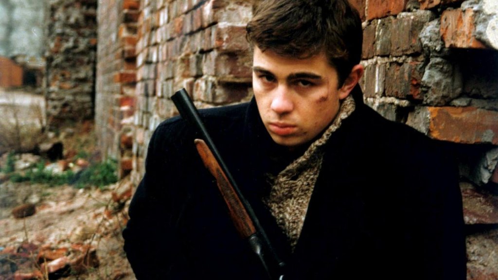 \"Брат\", 1997 г., реж. Алексей Балабанов
Култов филм за постсоциалистическа Русия. Той става един от най-популярните руски филми още при излизането си преди 20 години. Някои го считат и за най-добрия гангстерски филм правен някога. Историята е за би