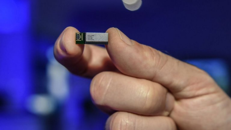 QTM052 mmWave на Qualcomm 
Ще минат поне няколко години, преди 5G мрежите да заменят настоящата 4G-инфраструктура. Това обаче не важи за появата на хардуера, който позволява трансфера на данни с 50% по-бърза скорост от сегашната. Антенният модул на Qualcomm mmWave е едно от техническите решения, които ще бъдат задължителна част от смартфона на бъдещето. Производителите ще могат да ползват до 4 от тези модули в едно устройство, за да поддържат по-сигурна връзка, която да преодолее проблема с препятствията пред улавянето на 5G-сигнала.