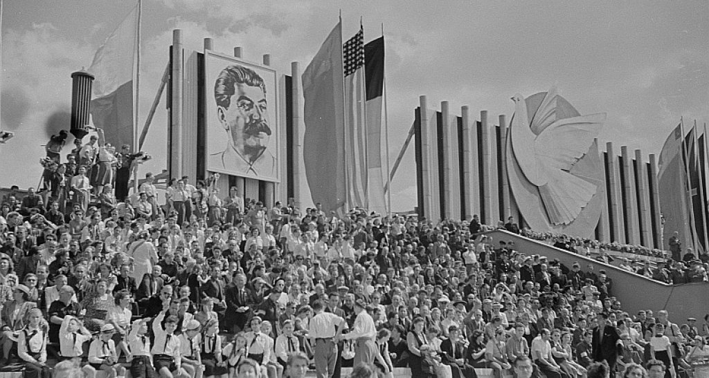 Fotothek_df_roe-neg_0006153_004_Blick_auf_die_Ehrentribüne_bei_der_Sportlerparad