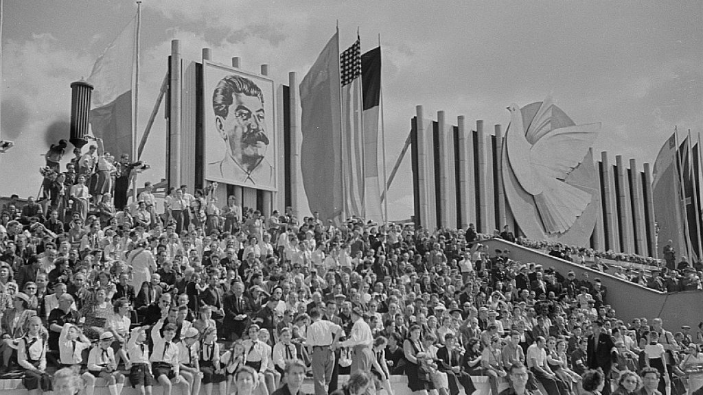 Fotothek_df_roe-neg_0006153_004_Blick_auf_die_Ehrentribüne_bei_der_Sportlerparad