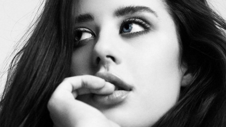 Вниманието на феновете е привлечено от различния цвят на очите й