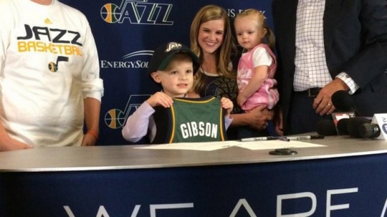 Малкият Джей Пи Гибсън при представянето си като играч на Юта Джаз