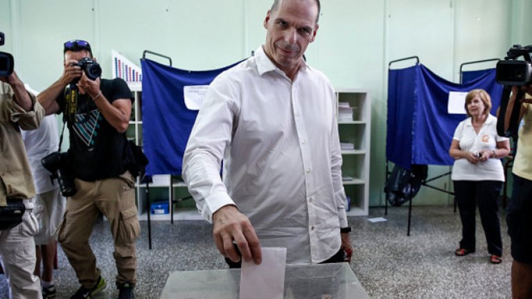 Гръцкият министър на финансите Янис Варуфакис гласува на референдума