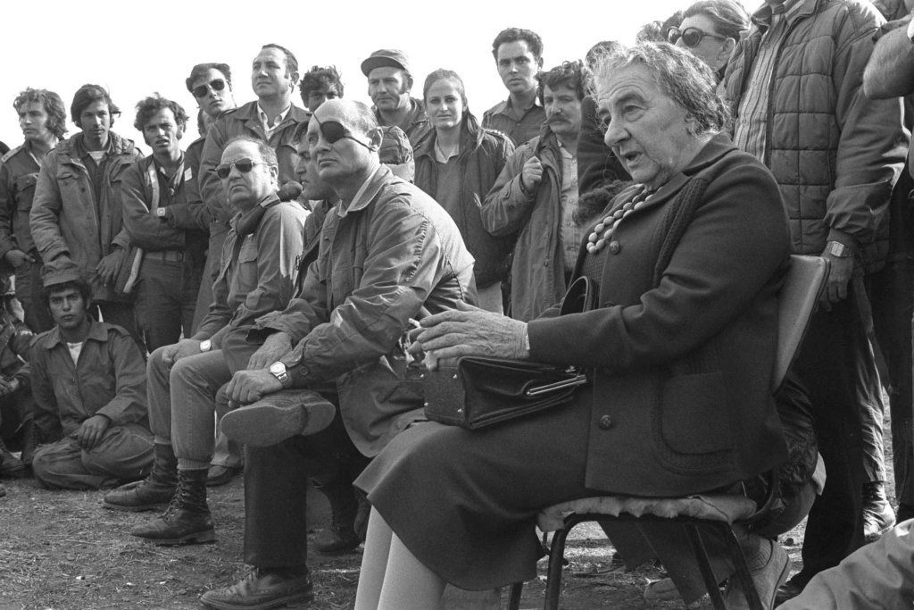 Голда Меир 
\"Моят живот\", 1975 
\"Човек не може и не трябва да изтрива миналото, само защото не се съвместява с настоящето.\"