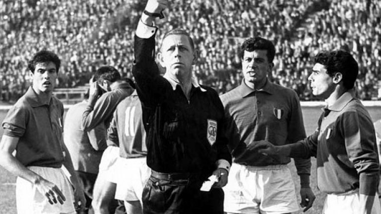 Картоните са въведени за първи път през 1970 г. 4 години по-рано англичанитът Кен Астън е озарен от идеята за тях, докато виси по светофарите в Лондон след четвъртфинала на световното първенство между Англия и Аржентина.