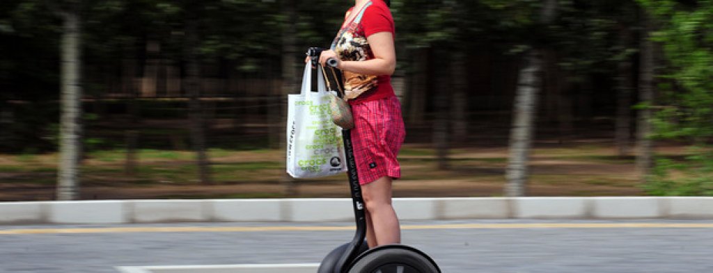 Segway (2001)
Малко продукти в историята (като изключим iPhone) са били толкова възхвалявани, преди да бъдат пуснати в продажба, колкото Segway. Ню-ейдж скутера, на който стъпваш с двата крака и управляваш прав, беше един от тези продукти. Изобретението на дизайнера Дийн Кеймън, което е замислено да се придвижва със скорост до около 20 км/ч, беше така възхвалявано, преди да бъде пуснато в продажба за 5000 долара, че дори Стив Джобс заяви, че това устройство ще промени изцяло градовете. Безумно високата цена на устройството допринесе за намразването му през годините, а върхът беше, когато президентът на САЩ Джордж Буш падна от него през 2004-та.
Днес на малко места по света тези скутери все още са час от пейзажа - предимно в паркове или като обществен транспорт под наем. И толкова: революция нямаше.