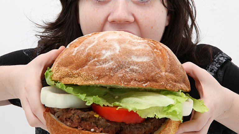 Почти всяка съставка в така наречения "fast food" или бързите закуски, които сме свикнали да консумираме ежедневно, ви кара да ядете повече и повече. Най-малкото трансмазнините могат да доведат до възпаление на червата, потискайки производството на допамин и серотинин и способността на организма да контролира апетита.