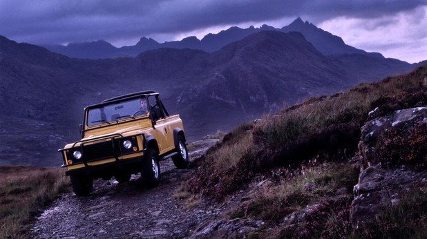 Land Rover Defender 90 (1983)
Това е британският отговор на пикапите. С помощта на ново окачване и цяла гама нови двигатели Land Rover успява да създаде върховния офроудър. Defender си остава „работният кон” на фермерите, но военните и любителите на карането извън пътя също го ценят високо. Подобно на Jeep в Щатите, Defender спомогна за оформянето на новата категория автомобили – Sport Utility Vehicles (SUV).