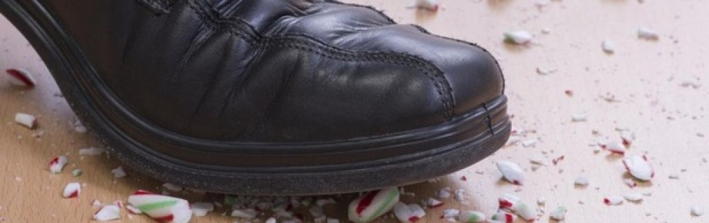 4. Фетиш към чупливи предмети
Това е влечение, което, за разлика от повечето изброени дотук, все още си няма име, макар и да е документирано от столетия. В  съвременността почитателите на чупливи предмети могат да бъдат разпознати по това, че обичат да гледат видеа, на които се вижда как някои чупи, стъпква или смачава малки премети, насекоми или други неща с тялото си. Подобни фетишисти обожават също така да гледат как някои прави това за тях в истинския живот. Най-екстремните примери за подобен фетиш включват смачкването на истински животни, което вече граничи с патологията. Много от този вид видеа, познати като  "crush videos", които показват насилие или чупене, са забранени за разпространение в много страни по света. Едно от най-известните подобни видеа беше разпространено в интернет през 2000-та година. На него се виждаше жена, която гази малки котенца с обувки на високи токове.