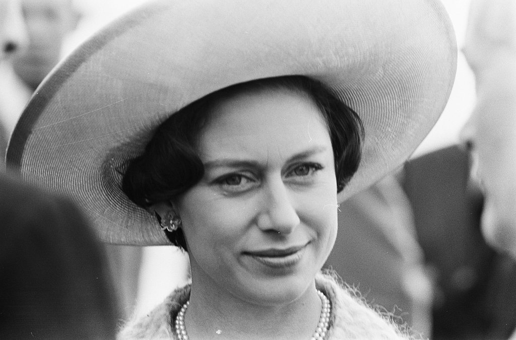 1280px-Prinses_Margaret_,_Lord_Snowdon_en_Prins_Bernhard_in_de_Hoovercraft,_Prinses_Mar,_Bestanddeelnr_917-7816