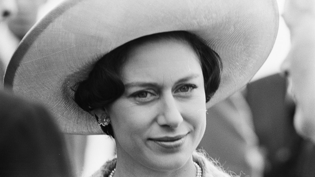 1280px-Prinses_Margaret_,_Lord_Snowdon_en_Prins_Bernhard_in_de_Hoovercraft,_Prinses_Mar,_Bestanddeelnr_917-7816