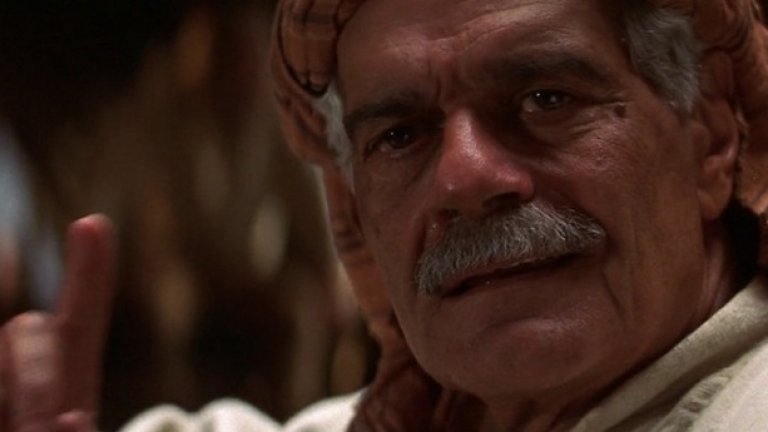 Омар Шариф в „13-ият войн” (1999)

Филмът с Антонио Бандерас в главната роля привидно има всички съставки, за се превърне в успешен екшън, но се оказва една от най-големите бокс офис бомби в историята. За големия египетски актьор това идва прекалено след поредица от разочарования. „След малката си роля в ’13-ият войн’ си казах ‘Това безсмислие трябва да спре’... лошите филми са много унизителни, наистина ми беше писнало”, коментира Шариф. Впоследствие той започва да отказва роли и твърди, че е загубил самоуважението си и че собствените му внуци му се подиграват. 

Все пак до смъртта си през миналата година, Шариф продължаваше да участва в телевизионни филми и сериали, както и в някои по-големи продукции като „Идалго” с Виго Мортенсен. Така че в случая не можем да говорим за пълно оттегляне, въпреки признанията на актьора.
