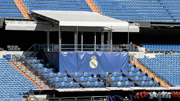 Сцената, изградена миналата седмица за представянето на Бейл, бе разрушена заради неделния мач на Реал с Атлетик (3:1). В понеделник сутринта трескаво започната да строят нова на "Сантяго Бернабеу". Далеч по-мащабна, като за стомилионен трансфер!