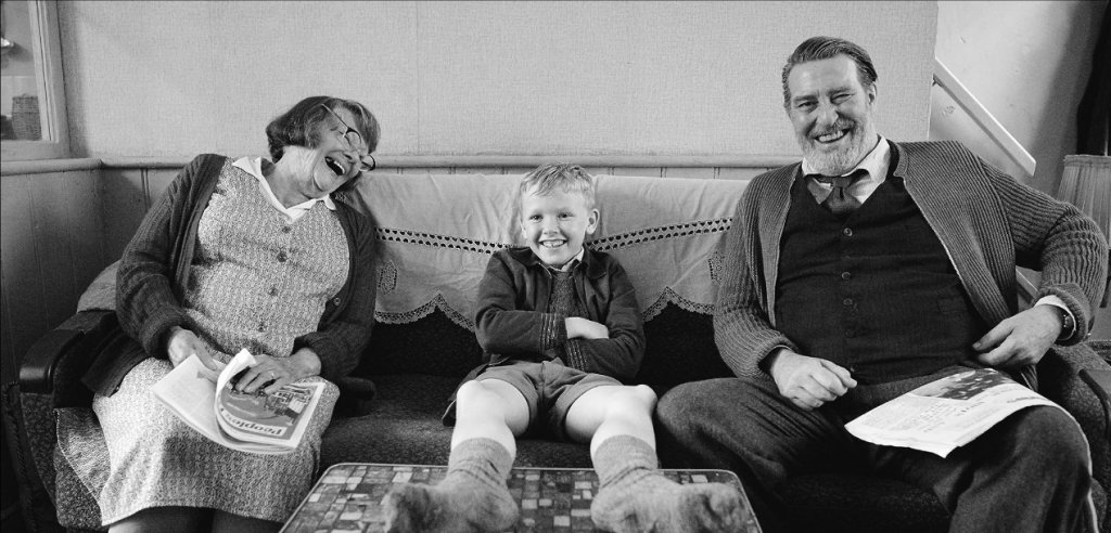 "Белфаст" на Кенет Брана

С историческата драма Кенет Брана пресъздава спомените си от бунтовете в Северна Ирландия през 60-те години.

Киноразказът се концентрира върху малкия Бъди (алтер егото на режисьора), който обича игрите, филмите и времето, прекарано със семейството му. Но домашната идилия рухва внезапно с назряващата война в Северна Ирландия. Улиците се разделят на "нашата" и "вашата" страна, а семейството на Бъди е принудено да взима тежки решения, за да съхрани безопасността си.