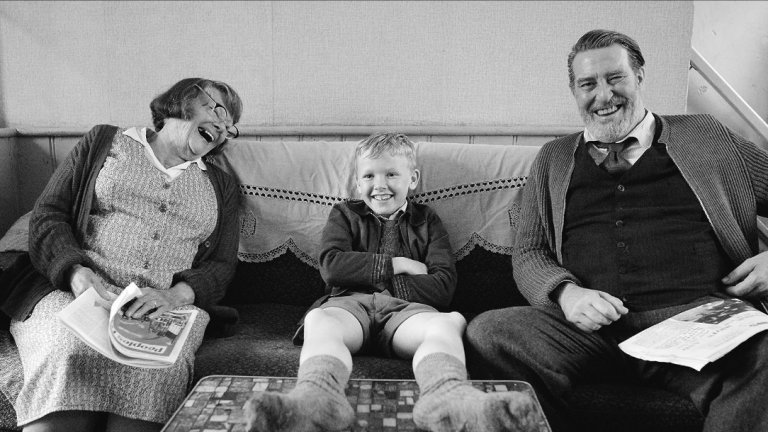 "Белфаст" на Кенет Брана

С историческата драма Кенет Брана пресъздава спомените си от бунтовете в Северна Ирландия през 60-те години.

Киноразказът се концентрира върху малкия Бъди (алтер егото на режисьора), който обича игрите, филмите и времето, прекарано със семейството му. Но домашната идилия рухва внезапно с назряващата война в Северна Ирландия. Улиците се разделят на "нашата" и "вашата" страна, а семейството на Бъди е принудено да взима тежки решения, за да съхрани безопасността си.