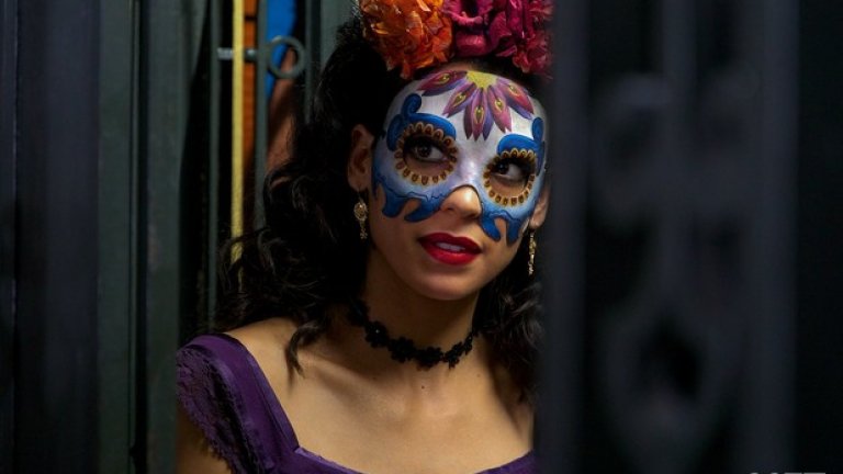 Карнавално Мексико е съпоставено с привидно ежедневени сцени