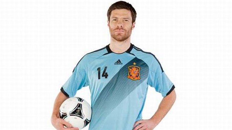 Чаби Алонсо и другите играчи на европейския и световен шампион Испания сигурно се молят да не им се налага да обличат резервната фланелка...