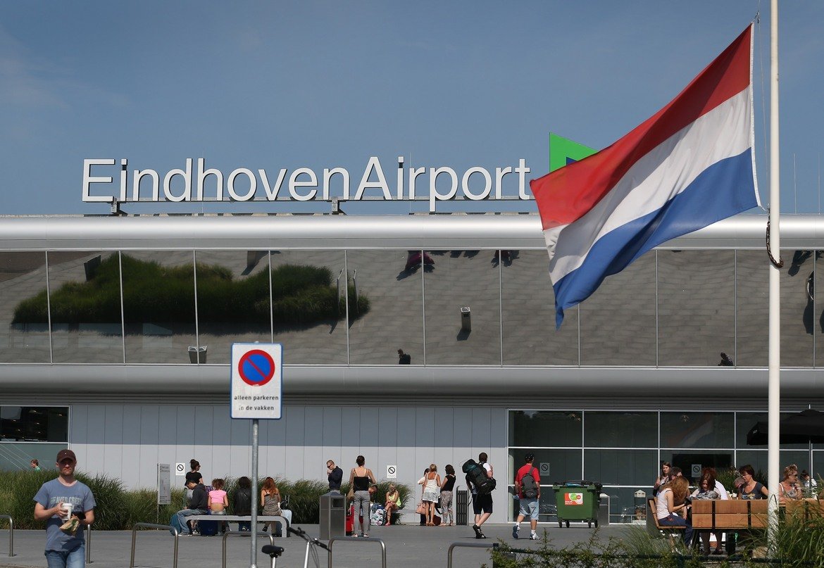 "Топ 10", но... отзад напред

132. Летище Айндховен, Холандия 
Обща оценка: 6,39 от 10
Точност на полетите: 5,9
Качество на обслужването: 7,2
Отзиви на пасажерите: 5,1