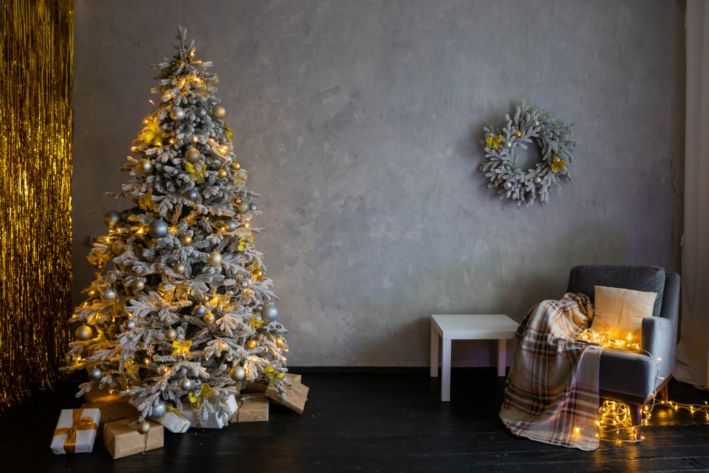 Носталгичната елха
Естетично украсеното коледно дръвче, което ни напомня за детството, превзе социалните мрежи и най-оригиналният начин да го повторите е като разгледате старите си празнични снимки. От тях може да почерпите идеи за декорация на коледната елха, която ще събуди старите ви спомени.
При липсата на снимки - доверете се на изобилието от лампички и стъклени топки, които винаги навяват усещане за миналото.