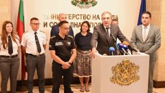 Министерството на труда отпуска средствата за защитни облекла, дронове и лодки