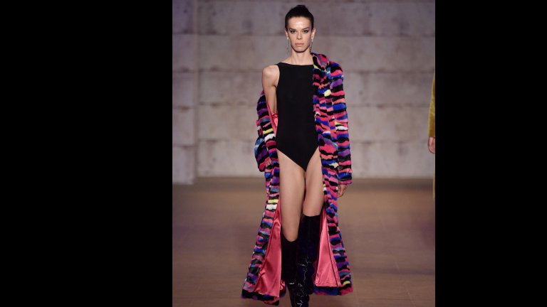 За дамите, които искат да носят поли и рокли дори и през зимата, решението е ясно и то е дългото палто. Тази година са особено модерни. На модния подиум през есента видяхме и смели модели, които от коляното надолу са разкроени в широки ресни, но пък те не биха били толкова топли. Иначе цветовете са предимно светли и смели, но класиката си е класика и винаги може да заложите на черното.