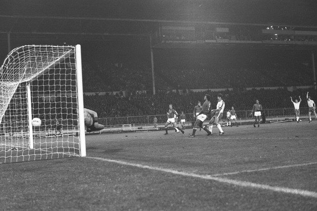 1977 г. Кевин Кийгън засича с глава подаване на Тревър Брукинг и прави безпомощен големия Дино Дзоф. Англия бие с 2:0 в световна квалификация в Лондон, но отпада за мондиала по голова разлика след поражение с 0:2 в Италия.