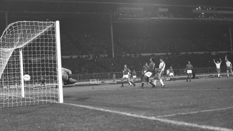 1977 г. Кевин Кийгън засича с глава подаване на Тревър Брукинг и прави безпомощен големия Дино Дзоф. Англия бие с 2:0 в световна квалификация в Лондон, но отпада за мондиала по голова разлика след поражение с 0:2 в Италия.