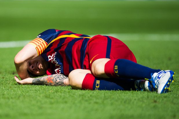 26 септември, Барселона - Лас Палмас 2:1.
Меси лежи контузен, а стадионът е изтръпнал. Травмата се оказва тежка, като страховете за следващите месеци на отбора се засилват.