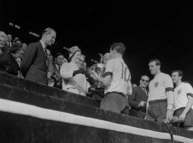  Англия – Шотландия 9:3, 15 април 1961 г. 

Шотландците претърпяват най-тежкото си поражение за всички времена срещу Англия в двубоя от турнира на британските нации, който трябва да определи новия носител на купата. 97 000 зрители на „Уембли” стават свидетели на изумителен спектакъл с общо 12 гола. Над всички е Джими Грийвс от Тотнъм, който завършва двубоя с хеттрик. Особено забележително е второто полувреме, когато вратарят на Шотландия Франк Хефи получава пет гола само за 11 минути игра! Неспособен да понесе този позор и шегите от сорта „Колко е часът? Девет и Хефи!”, клетникът емигрира чак в Австралия. 34-годишната кралица Елизабет II връчва купата на капитана на Англия Джони Хейнс.
