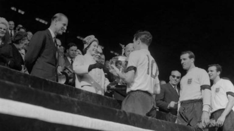 Англия – Шотландия 9:3, 15 април 1961 г. 
Шотландците претърпяват най-тежкото си поражение за всички времена срещу Англия в двубоя от турнира на британските нации, който трябва да определи новия носител на купата. 97 000 зрители на „Уембли” стават свидетели на изумителен спектакъл с общо 12 гола. Над всички е Джими Грийвс от Тотнъм, който завършва двубоя с хеттрик. Особено забележително е второто полувреме, когато вратарят на Шотландия Франк Хефи получава пет гола само за 11 минути игра! Неспособен да понесе този позор и шегите от сорта „Колко е часът? Девет и Хефи!”, клетникът емигрира чак в Австралия. 34-годишната кралица Елизабет II връчва купата на капитана на Англия Джони Хейнс.
