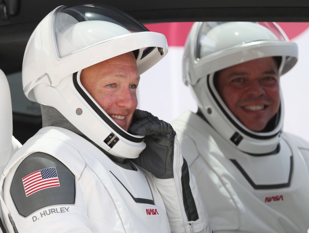 Първи успешен полет за SpaceX до Международната космическа станцияВ края на май месец миналата година SpaceX се превърна в първата частна компания, изпратила свой екипаж до Международната космическа станция. Астронавтите Дъглас Хърли и Робърт Бенкен пък извършиха перфектно дирижиран полет до МКС, прекараха там малко над два месеца и се завърнаха безпроблемно на Земята. 

Освен че е ключов пробив за програмата на НАСА за доставяне на товар и екип към космическата станция, мисията на SpaceX отваря и пътя към космическите пътешествия с чисто комерсиална и туристическа цел. А и на САЩ най-накрая няма да им се налага да използват руските ракети „Союз“ за изстрелване.