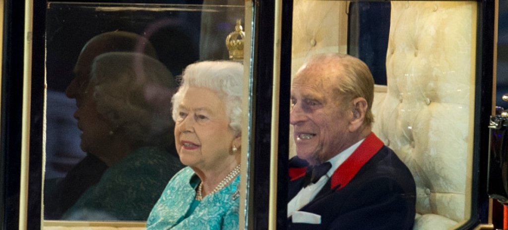 Нейно Величество и съпругът й, 94-годишният принц Филип, бяха приветствани от около 5500 души, събрали се в близост до замъка Уиндзор