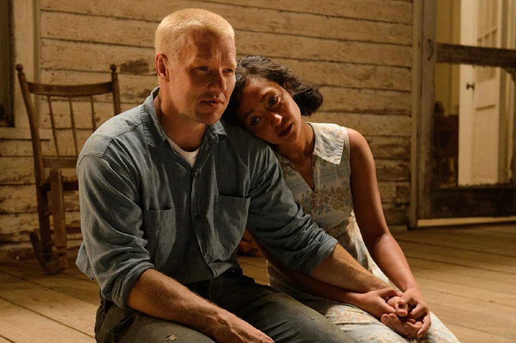 Loving (2016)Платформа: Amazon PrimeРичард Лавинг е бял строителен работник от Вирджиния, който се влюбва в местната чернокожа жена Милдред Джетър. Днес това едва ли щеше да е проблем, но в САЩ през 50-те години на междурасовите отношения не само не се гледа с добро око, но те са и забранени в някои щати. Ето защо двойката решава да сключи брак във Вашингтон през 1958 г., но обратно у дома това е едва началото на тяхната битка да имат семейство и да се радват необезпокоявани на своята любов, което се оказва истинско изпитание.