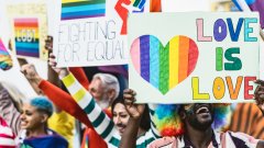 Един убит и един ранен, след като пикап се вряза в гей парад в Маями