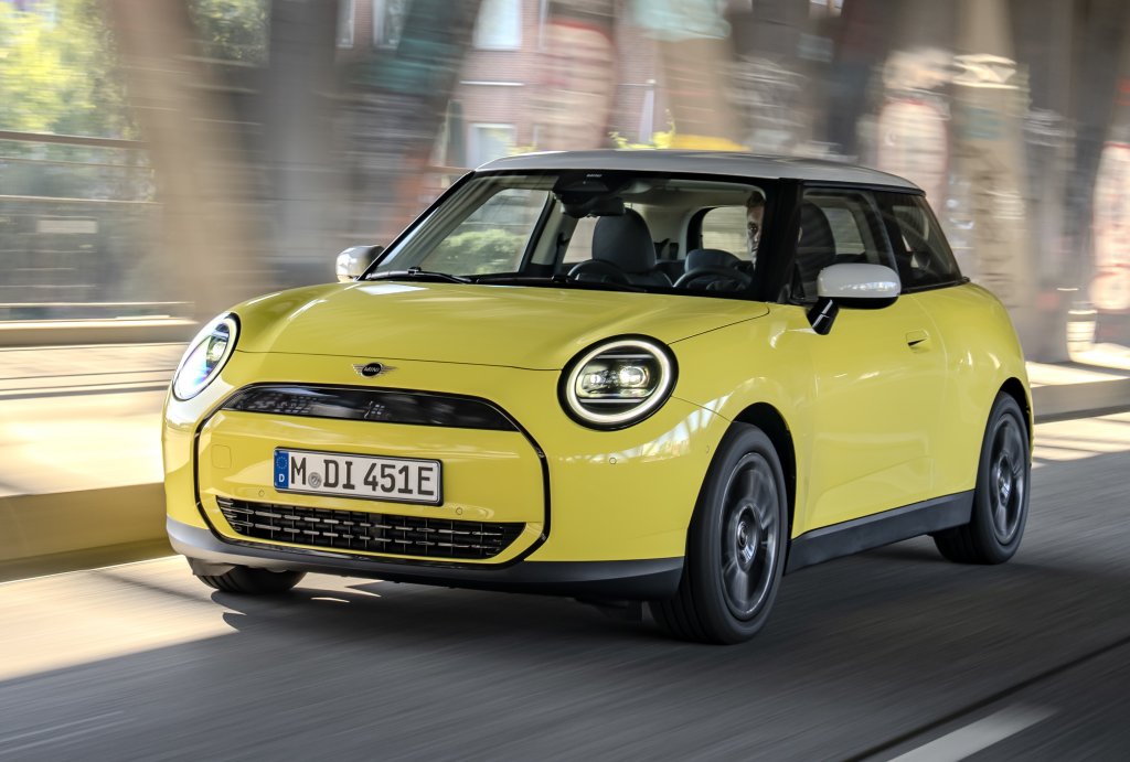 Mini Cooper 2025Още една електрифицирана легенда. Mini имат амбициите до 2023 г. да предлагат само електромобили и вървят уверено към тази си цел. Mini Cooper 2025 претърпява сериозен фейслифт на предницата, след като вече е изцяло електрически и се сдобива с мотор със 148 конски сили. Има и опция за бързо зареждане до 80 процента за до 30 минути.
Този вариант на Mini Cooper ще е на пазара в Европа в късната пролет и цената му ще започва от 29 хил. долара за базова версия.