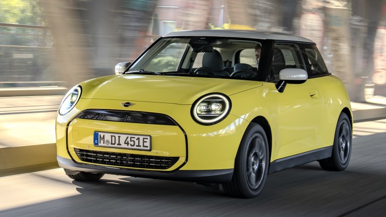 Mini Cooper 2025Още една електрифицирана легенда. Mini имат амбициите до 2023 г. да предлагат само електромобили и вървят уверено към тази си цел. Mini Cooper 2025 претърпява сериозен фейслифт на предницата, след като вече е изцяло електрически и се сдобива с мотор със 148 конски сили. Има и опция за бързо зареждане до 80 процента за до 30 минути.
Този вариант на Mini Cooper ще е на пазара в Европа в късната пролет и цената му ще започва от 29 хил. долара за базова версия.