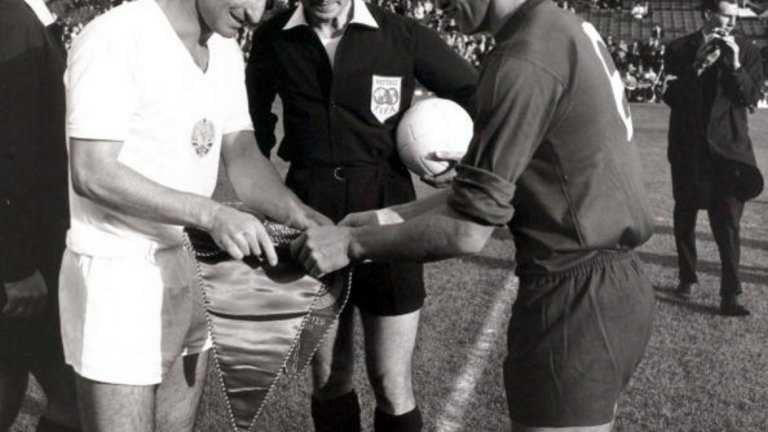 Издънката на Борис Гаганелов
България – Белгия 2:1, 29 декември 1965 г., стадион „Комунале“, Флоренция
Мачът бараж за класиране на световното първенство в Англия-66 почва по фантастичен начин за България. Само в рамките на две минути през първата част Георги Аспарухов – Гунди забива два гола в белгийската мрежа. По всичко личи, че българският тим ще вземе визи за финалите. Само че четвърт час преди края капитанът Борис Гаганелов си вкарва автогол. А при равенство на световното заминават белгийците! С триста зора удържаме победата благодарение на смелата игра на вратаря Георги Найденов.