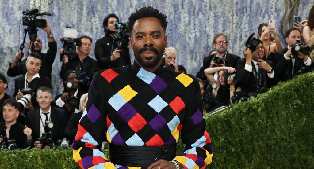 Колман Доминго позира в костюм на Valentino. С избора си на тоалет той отдаде почит на актьора Чадуик Боузман и модния журналист Андре Леон Тейли.