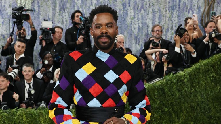 Колман Доминго позира в костюм на Valentino. С избора си на тоалет той отдаде почит на актьора Чадуик Боузман и модния журналист Андре Леон Тейли.