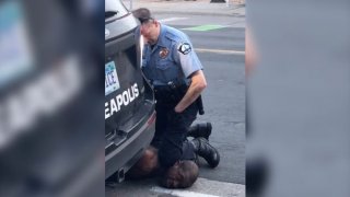 Джордж Флойд бе убит, след като полицай стоя върху него в продължение на осем минути и 46 секунди, което доведе до масови протести в САЩ и в отделни части по света