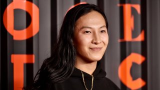 Мъже модели и транссексуални определят дизайнера като "сексуален хищник"