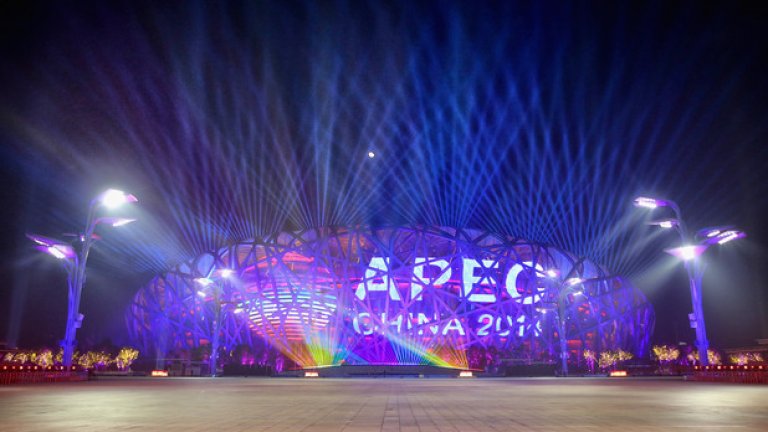 Общ поглед към Националния стадион, известен като "Гнездото", който е тържествено осветен в чест на банкета, данен по повод откриването на годишната среща на АТИС в Пекин