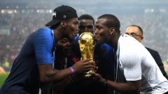 15 юли 2018 г.: Пол Погба целува световната купа заедно с братята си Матиас и Флорентин. Тогава нещата в семейството все още изглеждат наред. Какво се е променило 4 години по-късно?