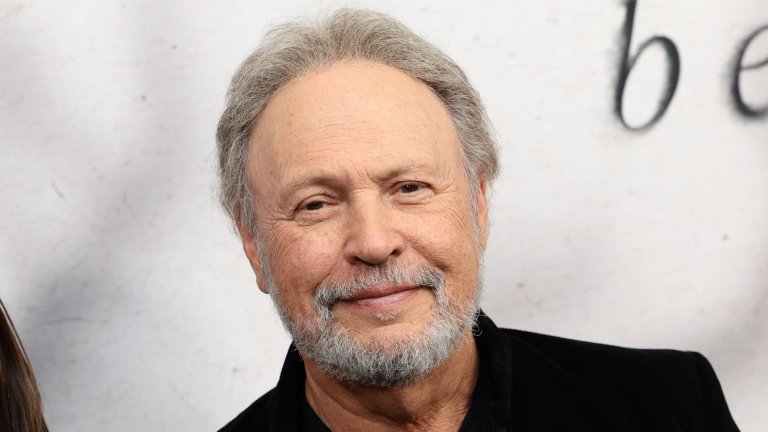 Били Кристъл
Освен двата тенис корта нищо не е останало и от огромния имот на Били Кристъл. В Instagram актьорът сподели, че е живял в тази къща със семейството си от 1979 г. В нея е отгледал децата си и сърцето му е разбито като гледа останките, но вярва, че с близките му ще успеят да минат през това изпитание.